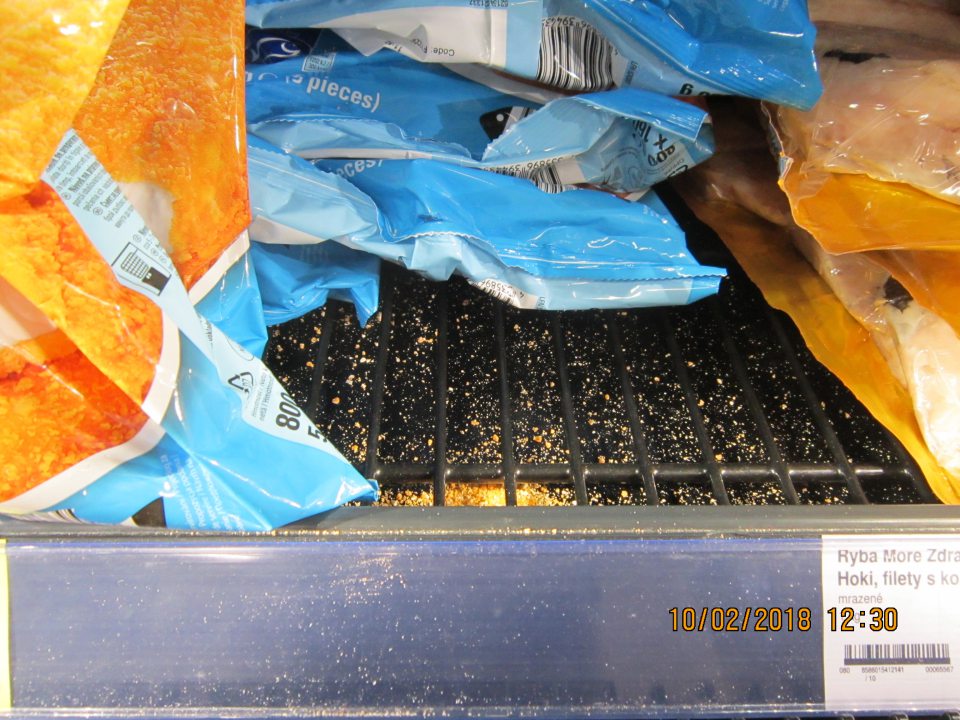 znečistená mraziaca vitrína