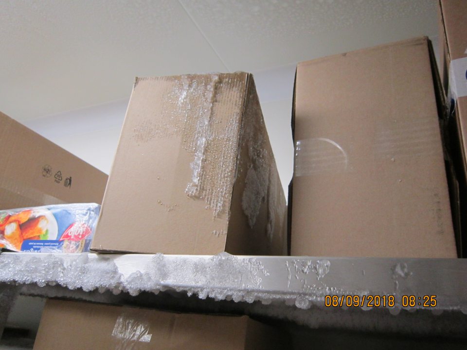 V zázemí prevádzky, v mraziacom boxe námraza a navlhnutý kartón s potravinami.