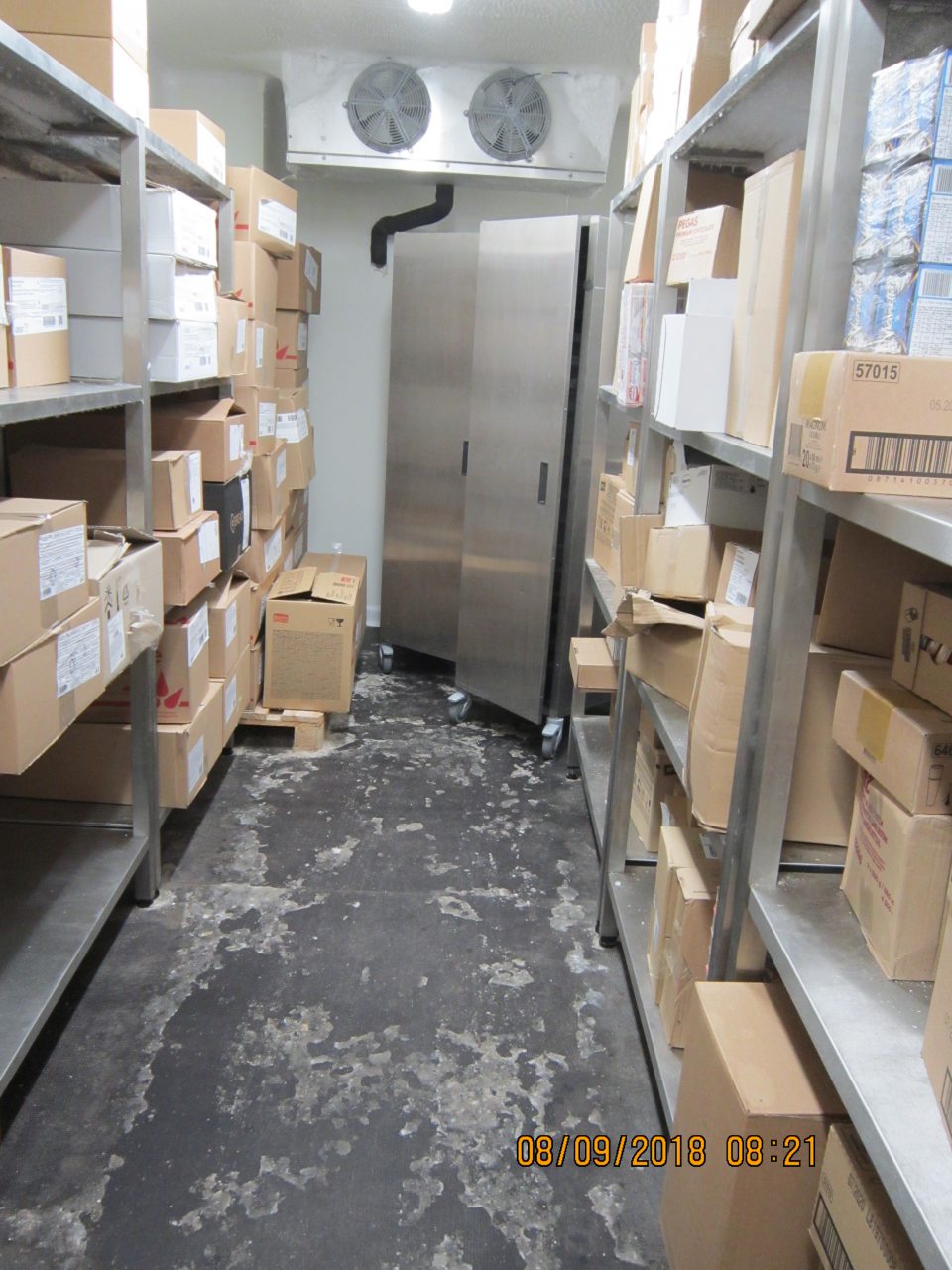 V zázemí prevádzky, v mraziacom boxe ľad na podlahe.