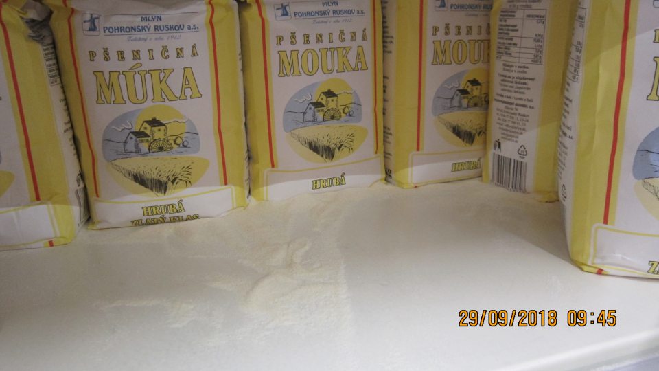 V predajni na regáli rozsýpaná múka.