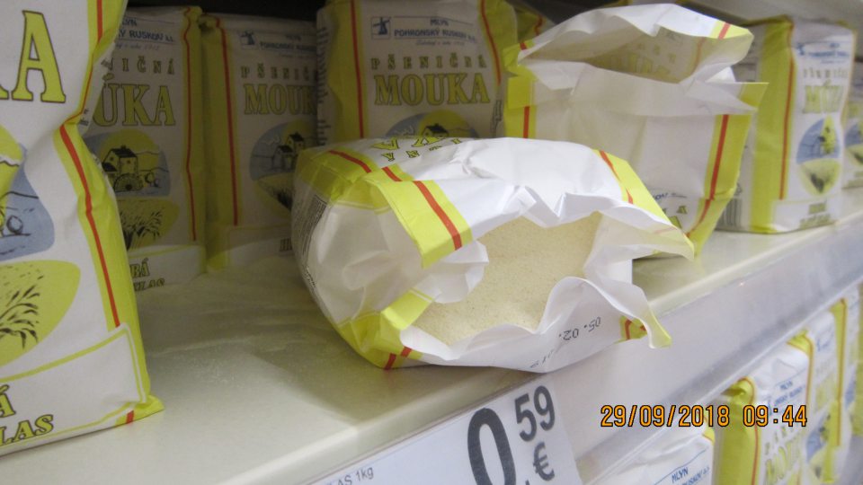 Na predajnej ploche v regáli rozsýpaná múka. 