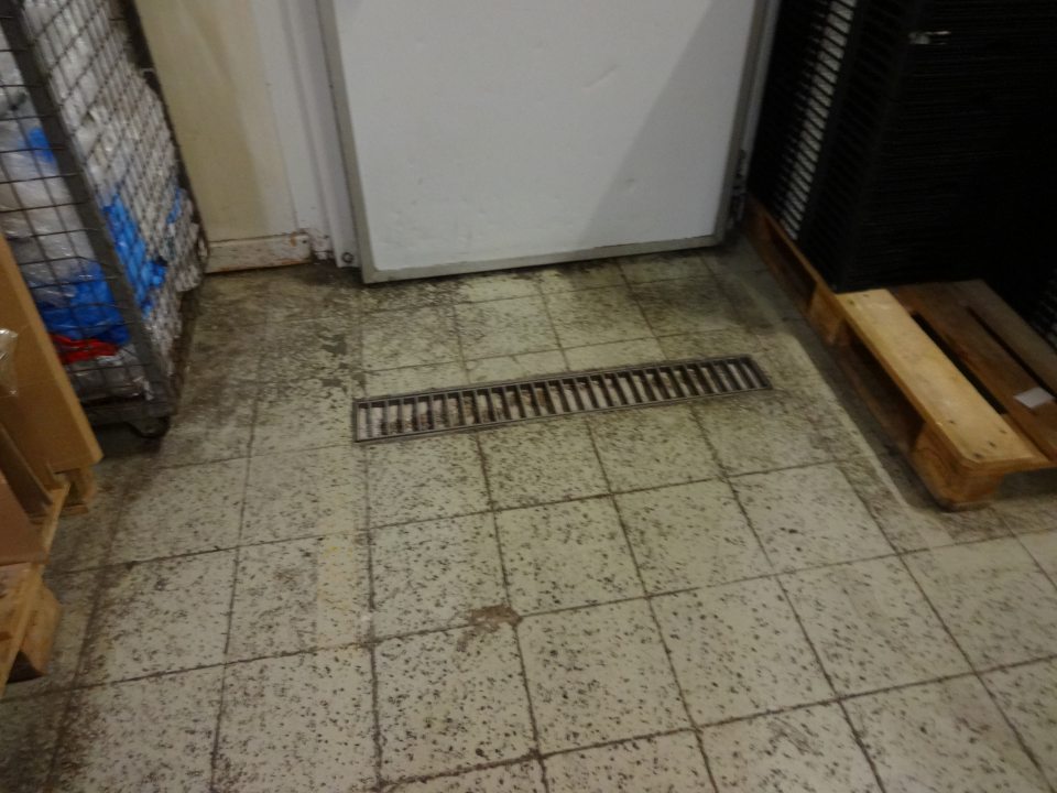 V sklade poteravín znečistená pôvodná dlažba v póroch a nečistiteľná z dôvodu poškodenia povrchovej glazúzy 
