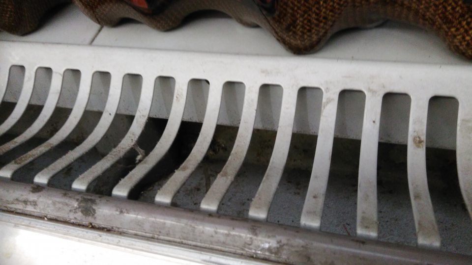 Znečistené ochranné mriežky a žľab pod mriežkami v prednej časti chladiacich vitrín na chladené mäso, zeleninové výrobky, polotovary