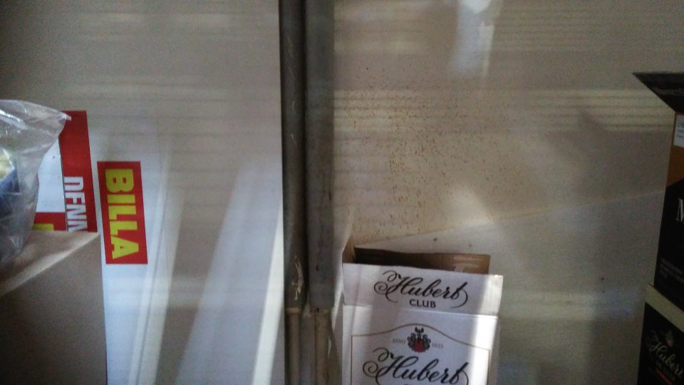 Znečistený povrch podláh, stien na viacerých miestach v sklade potravín