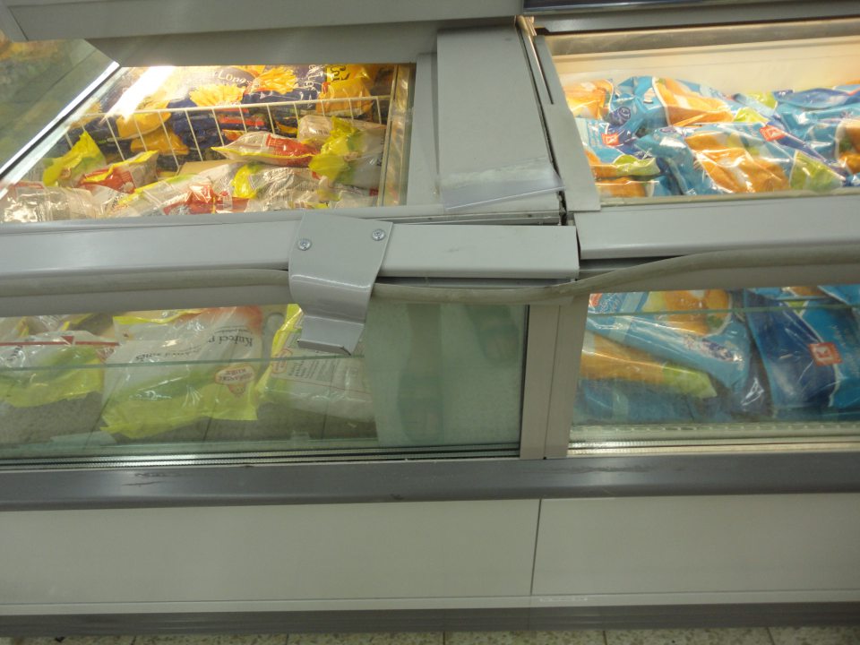 Poškodená vonkajšia časť mraziacej vane na mrazené polotovary na predajnej ploche