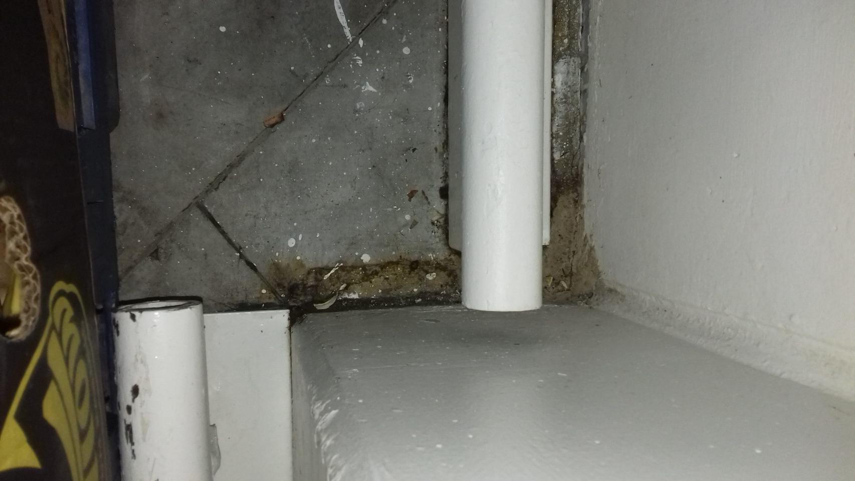 Znečistená podlaha v manipulačnej chodbe v zázemí predajne