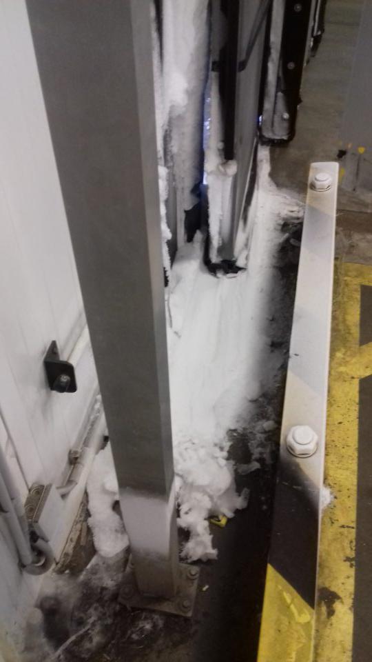 Poškodené, neprliehajúce dvere v mraziacom sklade