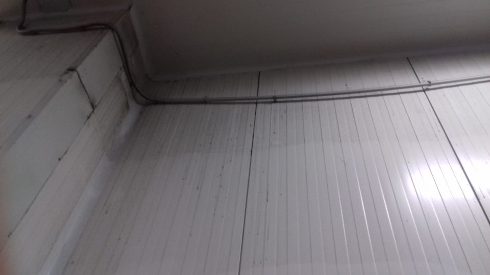 Znečistená stena v chladiacom sklade potravín