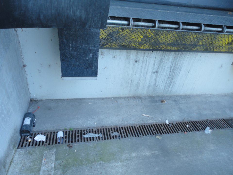 Príjem tovaru - znečistené okolie príjmovej rampy ( papiere, fólie, nečistoty )