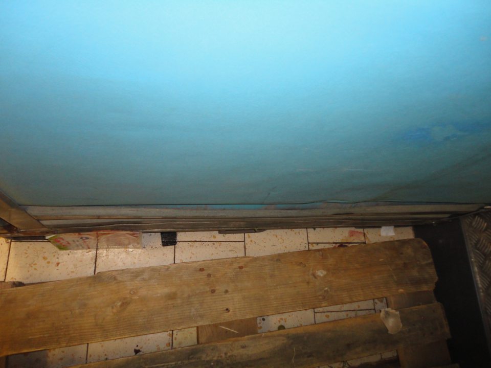 Sklad - znečistená podlaha pri lisovacom stroji