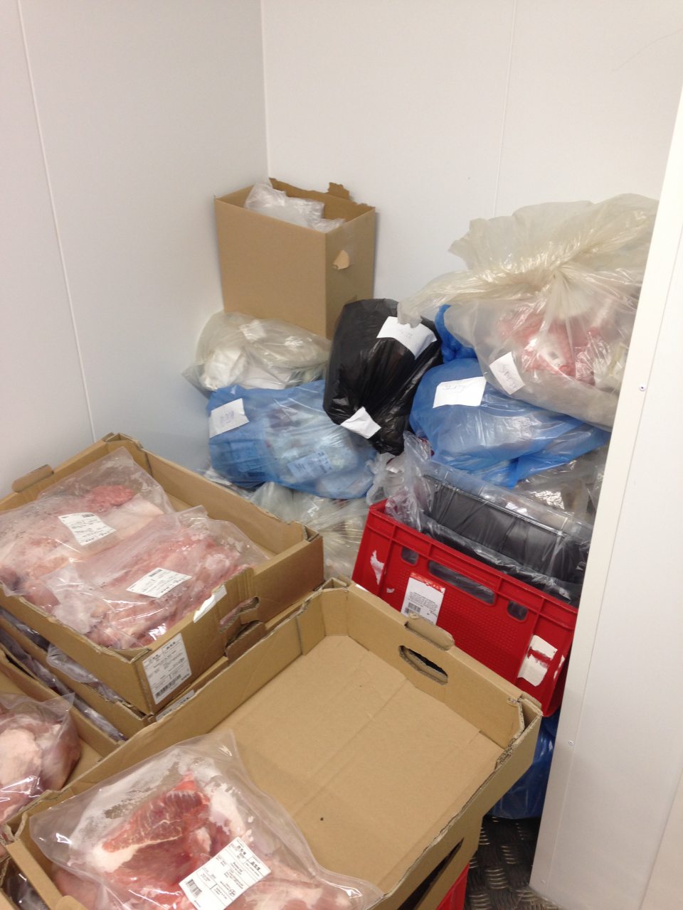 Chladiareň čerstvého mäsa - nevhodné skladovanie mikroténových vriec s obalmi z lahôdkarských a mäsových výrobkov spoločne s čerstvým chladeným baleným mäsom