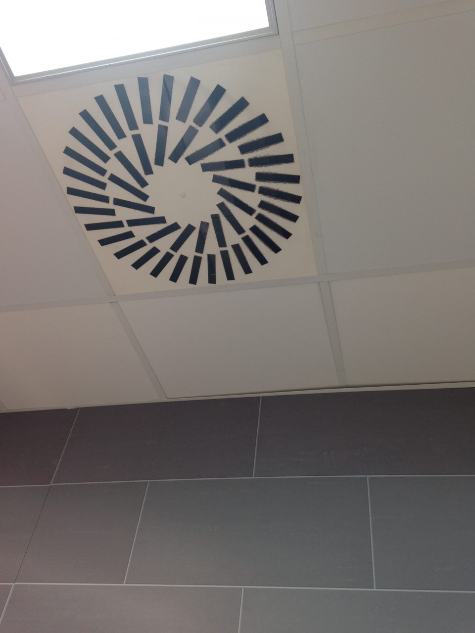 Úsek lahôdok - znečistené kryty stropnej ventilácie