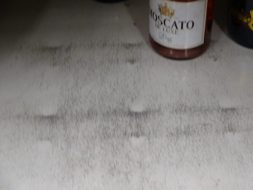 Poškodený náter ložnej plocha regálu so sektami v predajni