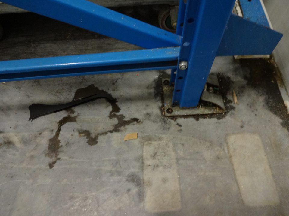 Znečistená podlaha na ťažšie dostupných miestach v sklade