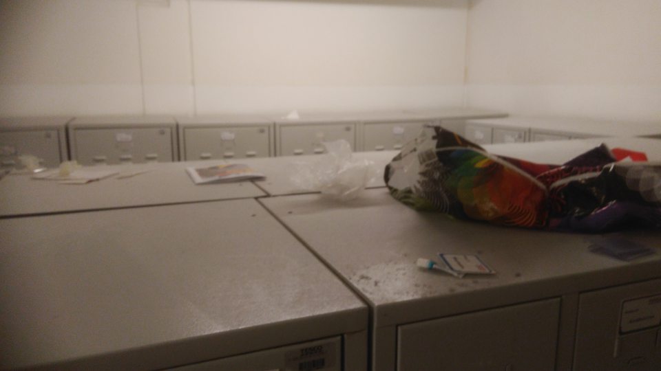 Zaprášený a znečistený povrch skríň v šatni žien