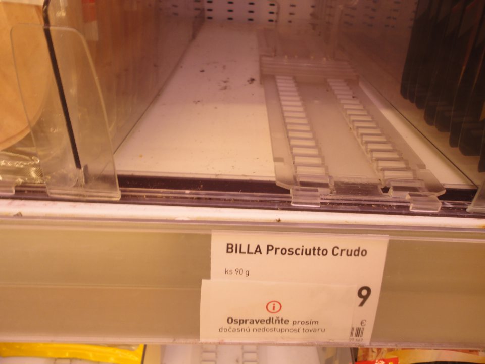  Poškodené nátery regálov v chladiacej vitríne mäsových výrobkov