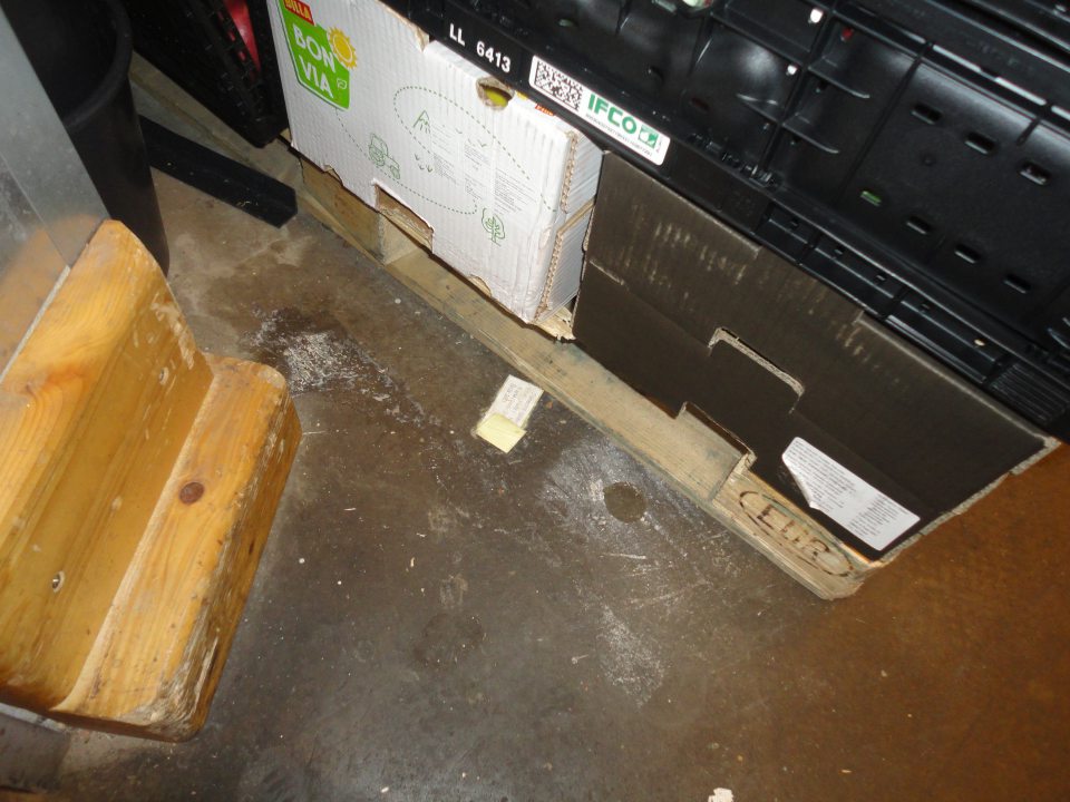 Znečistené okolie fľaškomatu