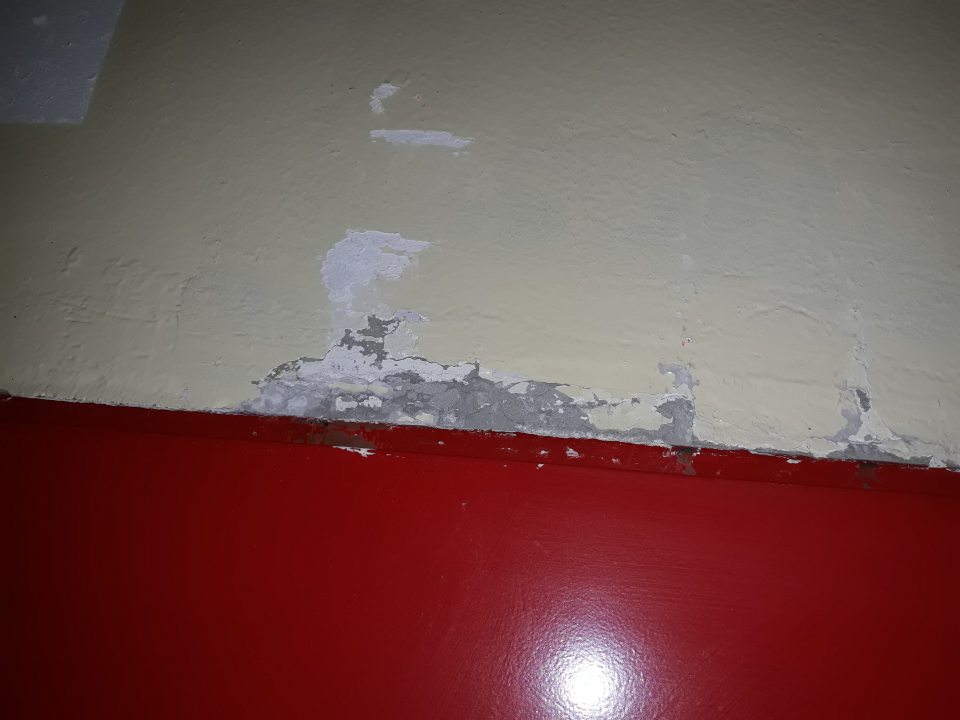 Poškodená stena v sklade