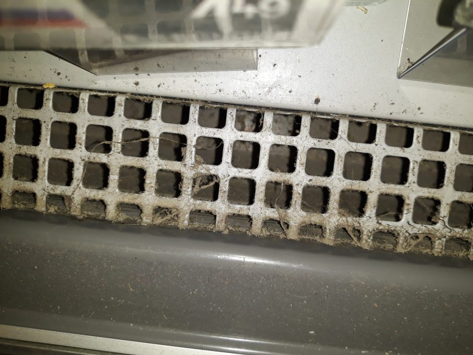 Znečistená mriežka a priestor pod mriežkou chladiacej vitríny na porcované balené syry