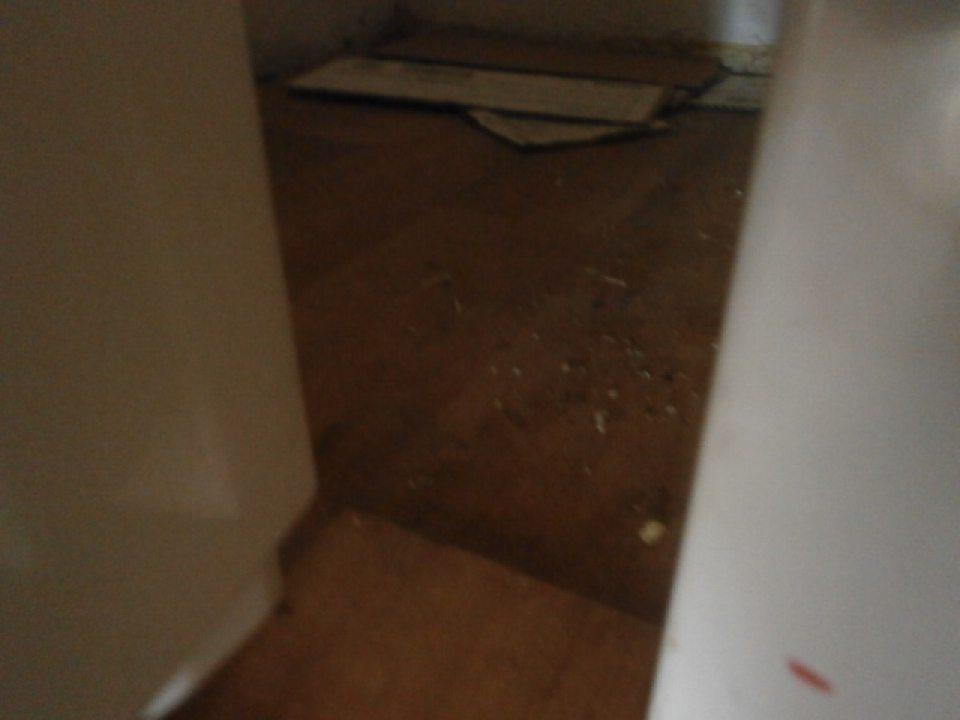 Znečistená podlaha v prípravovni dopeku v kúte medzi mraziacimi zariadeniami č. 2 a č.3