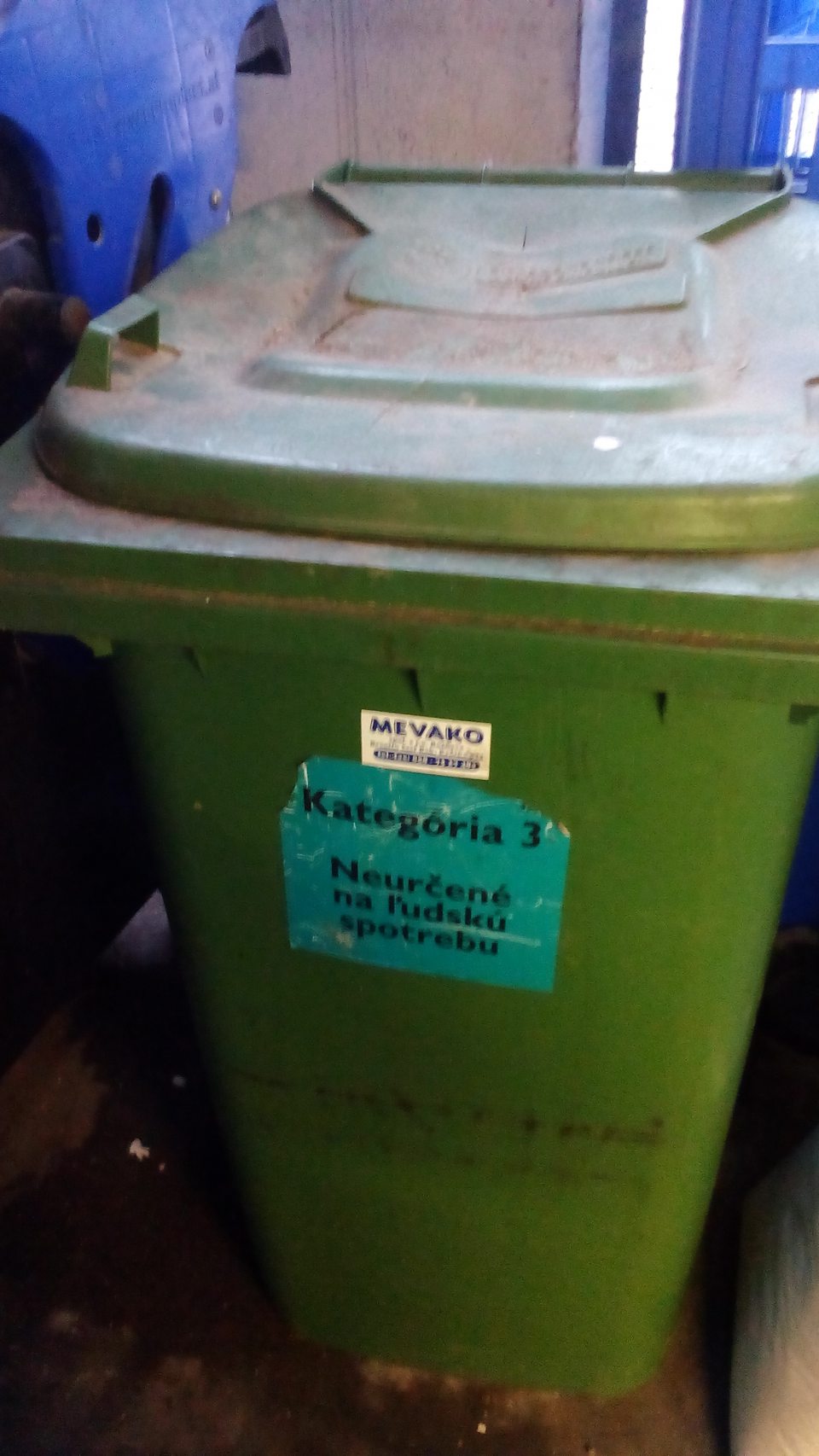 - Znečistený kontajner z vonkajšej strany na skladovanie kafilerického odpadu