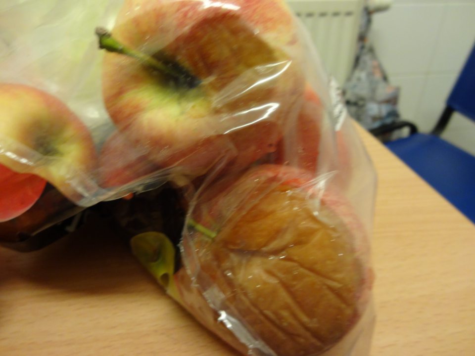 Predaj potravín nevhodných na ľudskú spotrebu - v balení prítomné nahnité plody jabĺk