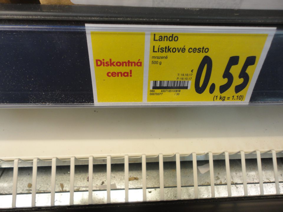 Znečistenýb priestor pod ochrannými mriežkami v mraziacich boxoch na lístkové cesto