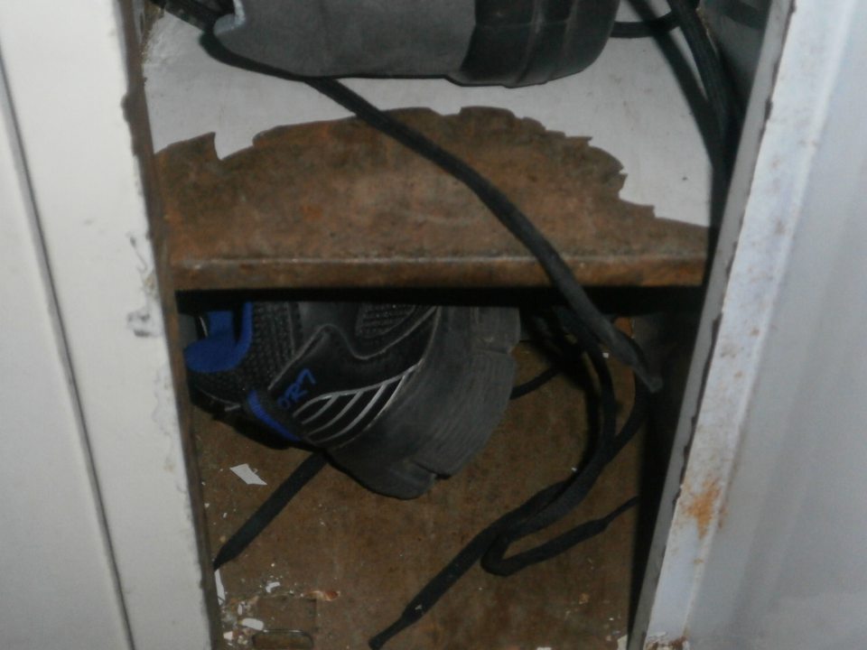 - Skorodovaná vnútorná časť skriniek na obuv v ženskej a mužskej šatni