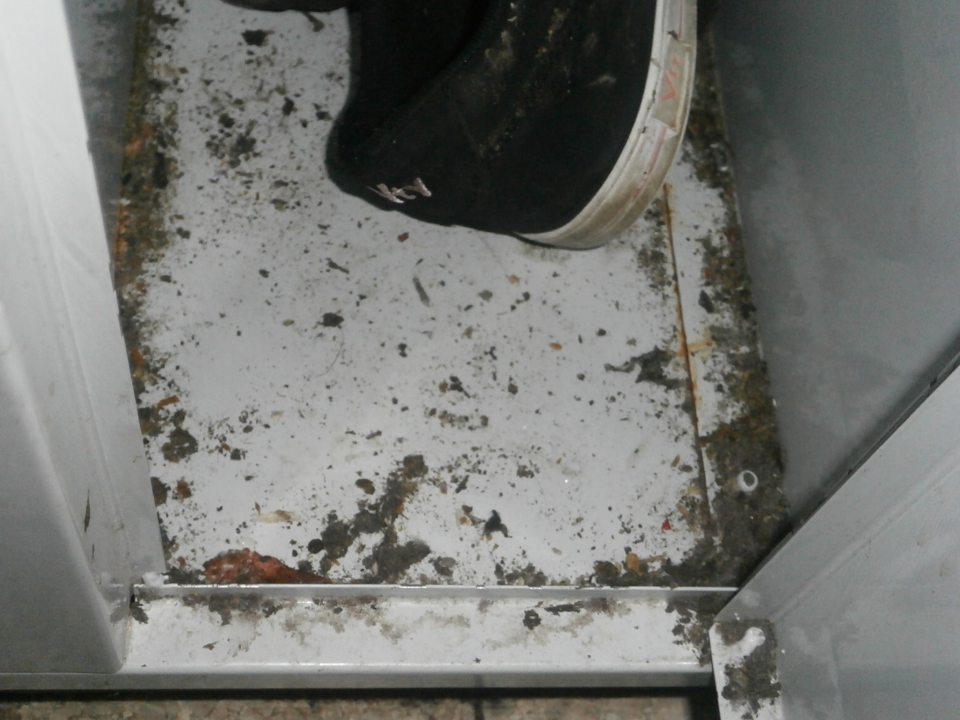 Znečistená vnútorná časť skriniek na obuv v ženskej a mužskej šatni