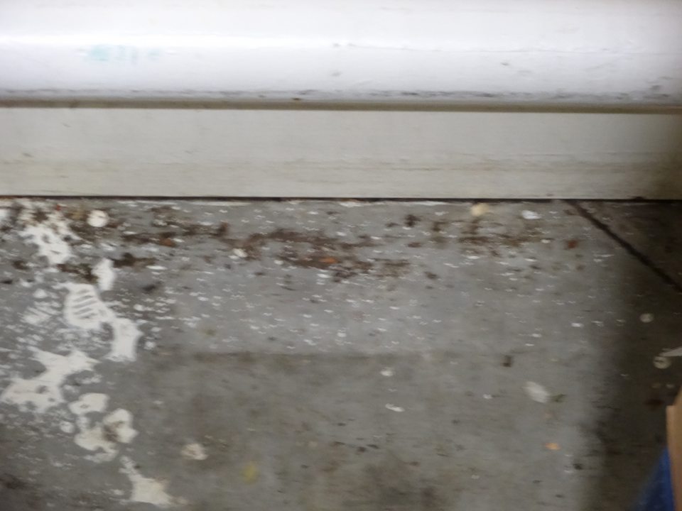 Nečistoty na podlahe v prípravovni ovocia a zeleniny