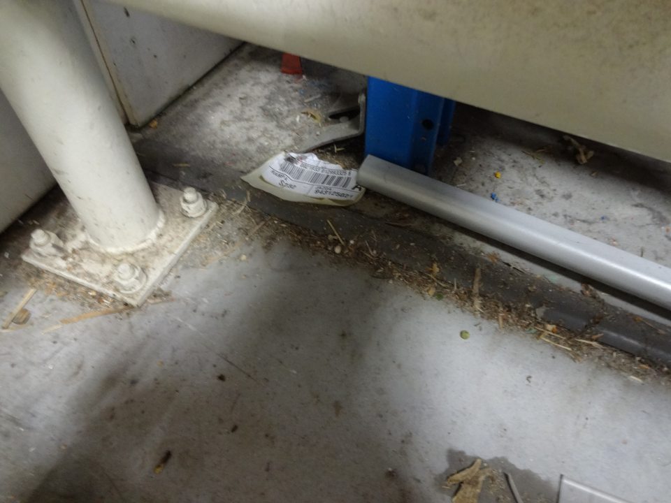 Nečistoty na podlahe v sklade potravín za dverami vedúcimi na predajnu plochu