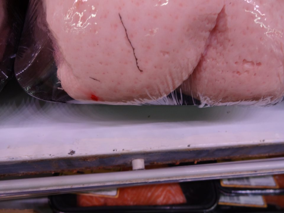 Korózia prednej časti regála za cenovkovou lištou v chladiacej vitríne na chladené mäso na predajnej ploche