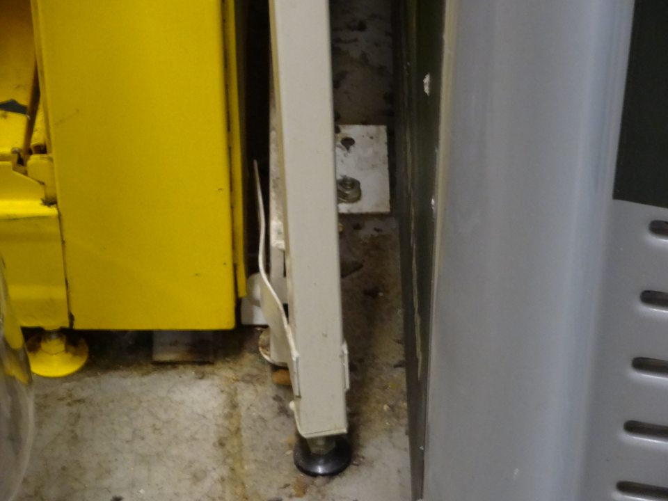  Znečistená podlaha,zhluky prachu,hrubé nečistoty na viacerých miestach pod regálmi a v okolí regálových konštrukcii na predajnej ploche 