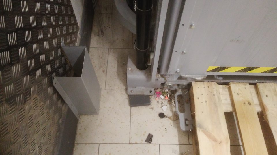 Znečistený priestor v okolí lisu na papier v zázemí predajne