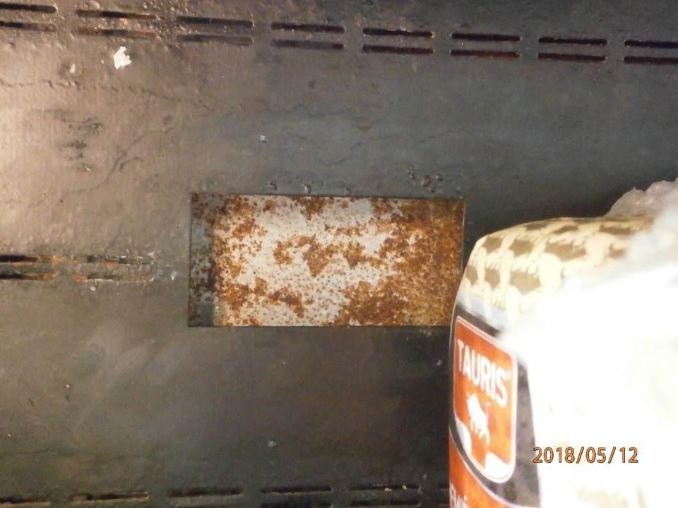  Lahôdky-chladiaci box na MV-  skorodovaná zadná plechová stena za kovovými mriežkami