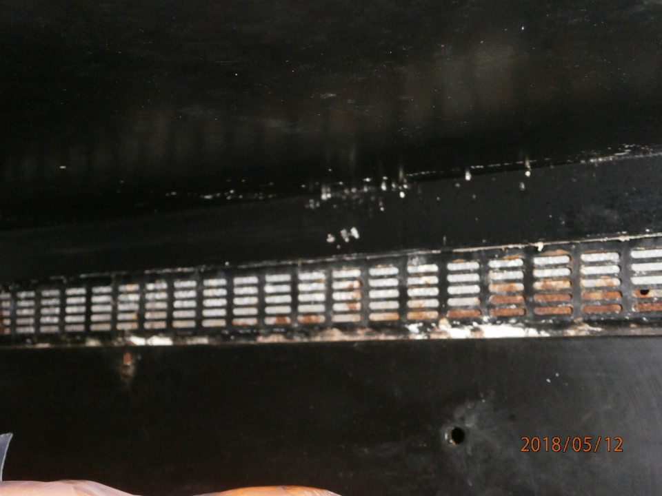 Skorodované zadné časti vitríny-oddelenie lahôdok chladiaci box na mäsové výrobky
