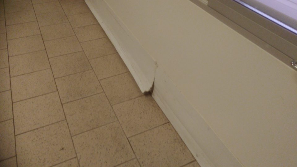 manipulačná chodba v zázemí-odtrhnutá spodná plastová lišta