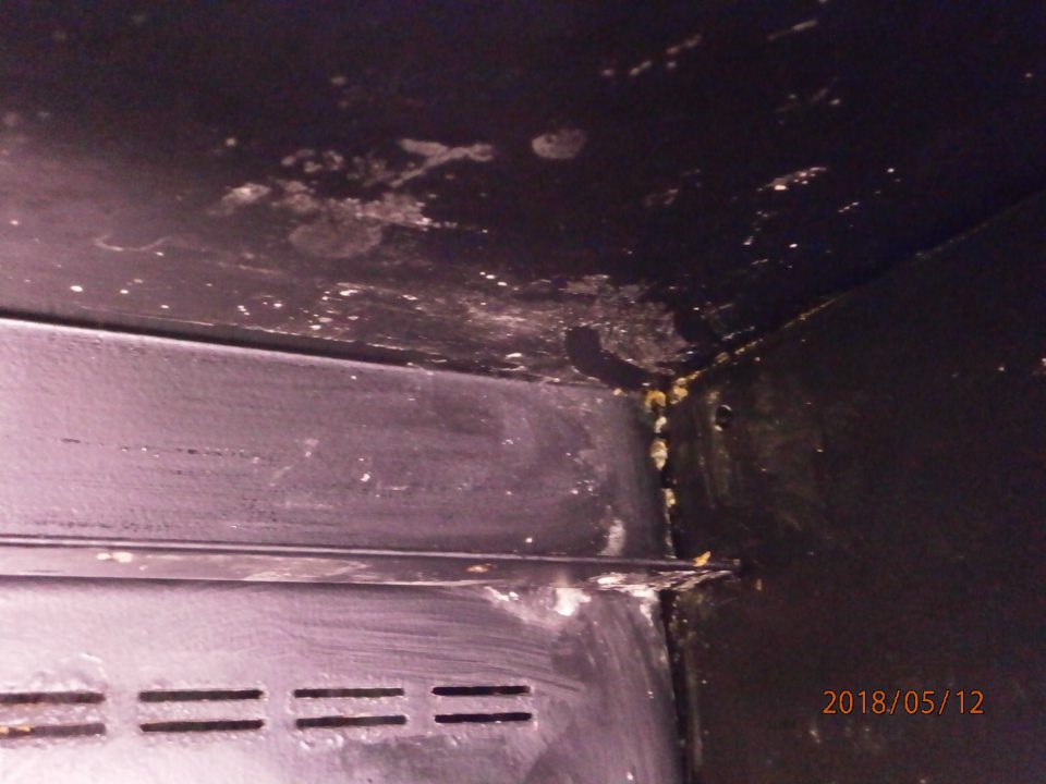 Lahôdky-chladiaci box na MV-znečistené a poškodené, skorodované zadné časti vitríny