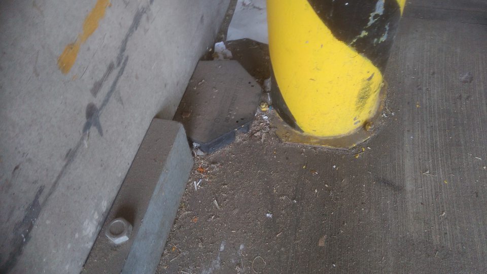 Odpadové hospodárstvo-znečistená podlaha okolo lisu na papier