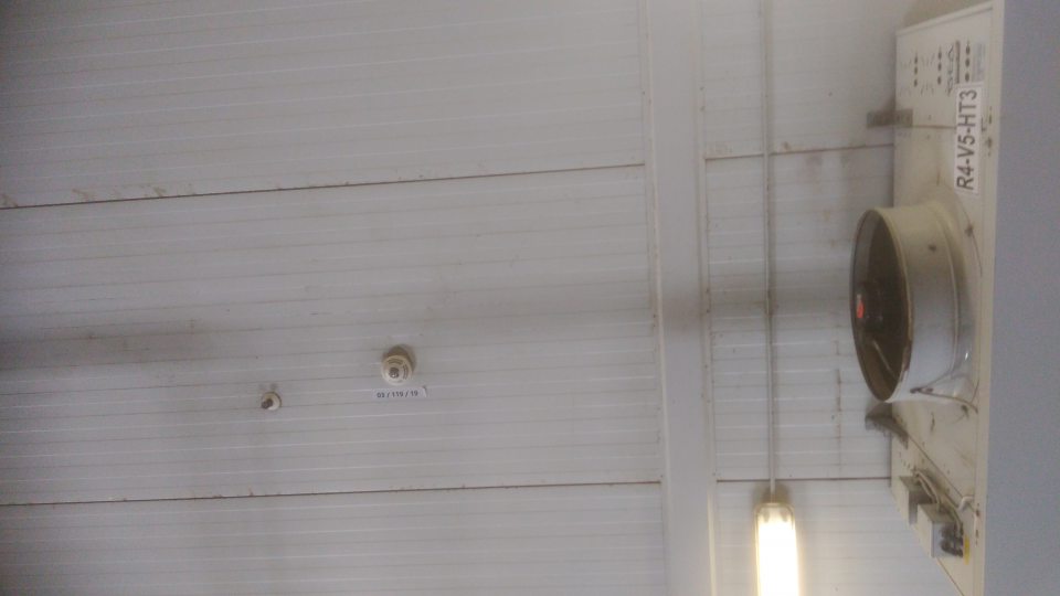 Chladený sklad-znečistený strop v okolí chladiacich jednotiek