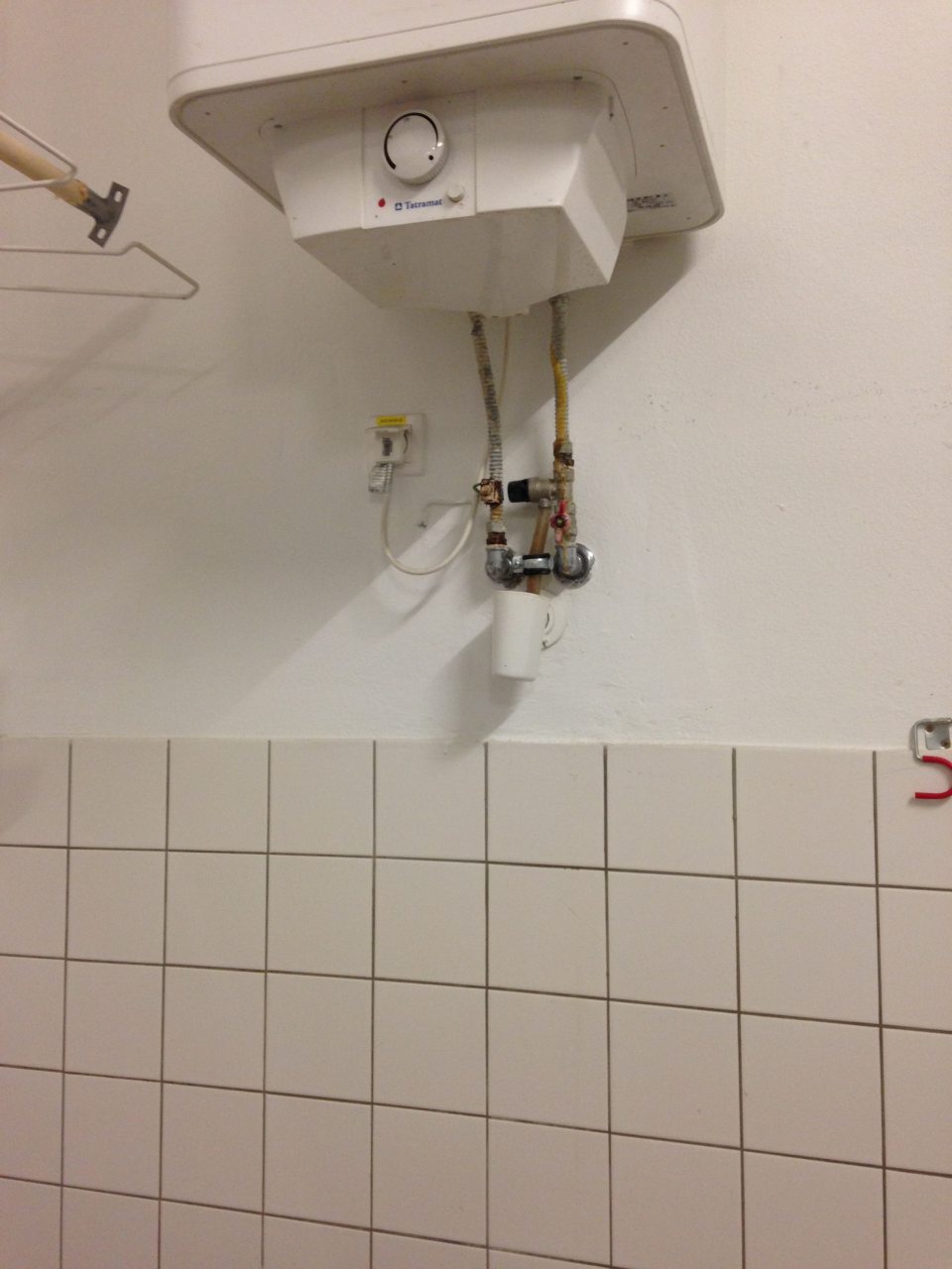 Zázemie- kvapkajúca voda z bojlera na podlahu pri umývacom stroji