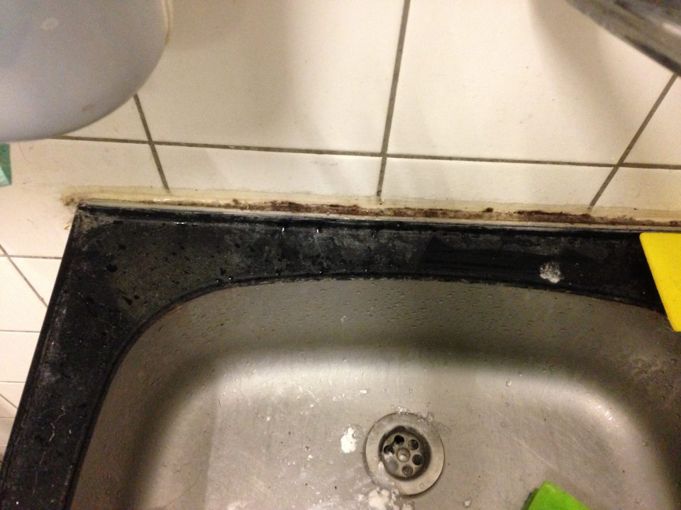  - Znečistené silikónové tesnenie umývadla pri umývacom stroji