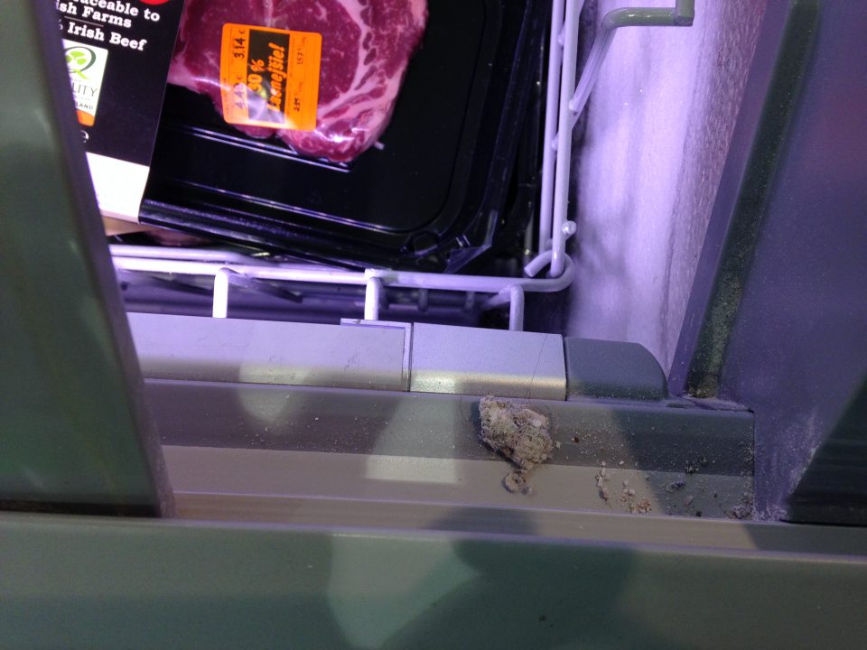  - Znečistené vodiace lišty chladiacích boxov s chladeným mäsom