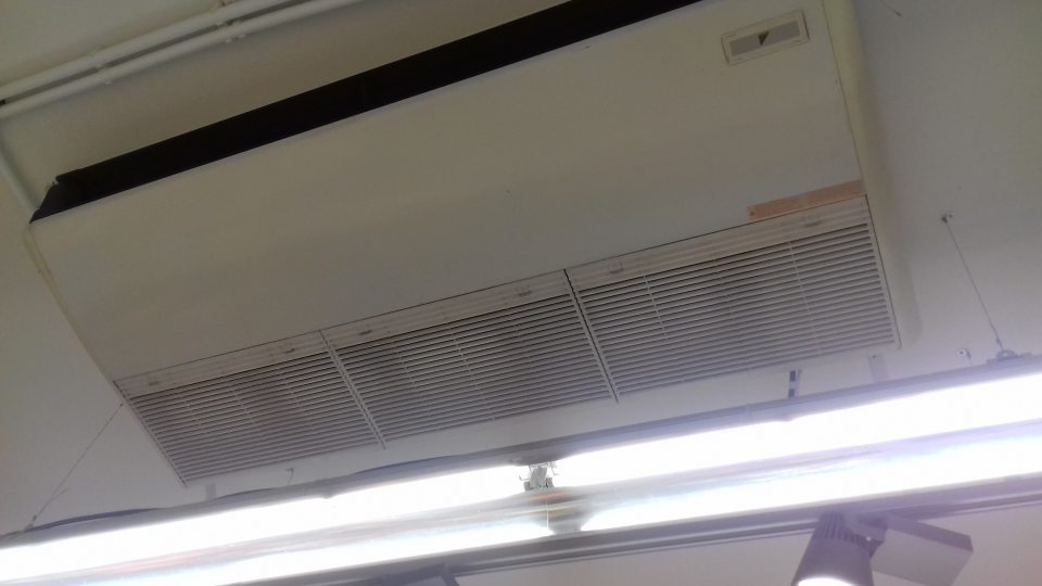 - Znečistená - zaprášená klimatizačná jednotka na predajnej ploche