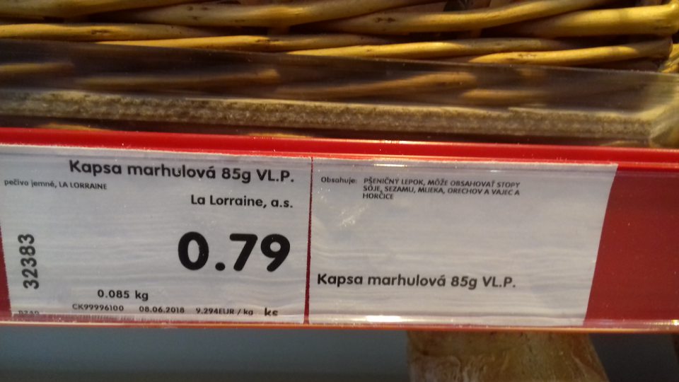 V predajni sa nachádzalo 8 druhov pekárskych výrobkov vyrobených z dopečením v predajni z predpečeného zmrazeného polotovaru, ktoré neboli v mieste ponuky na predaj označené slovami"vyrobené dopečením zo zmrazeného polotovaru
