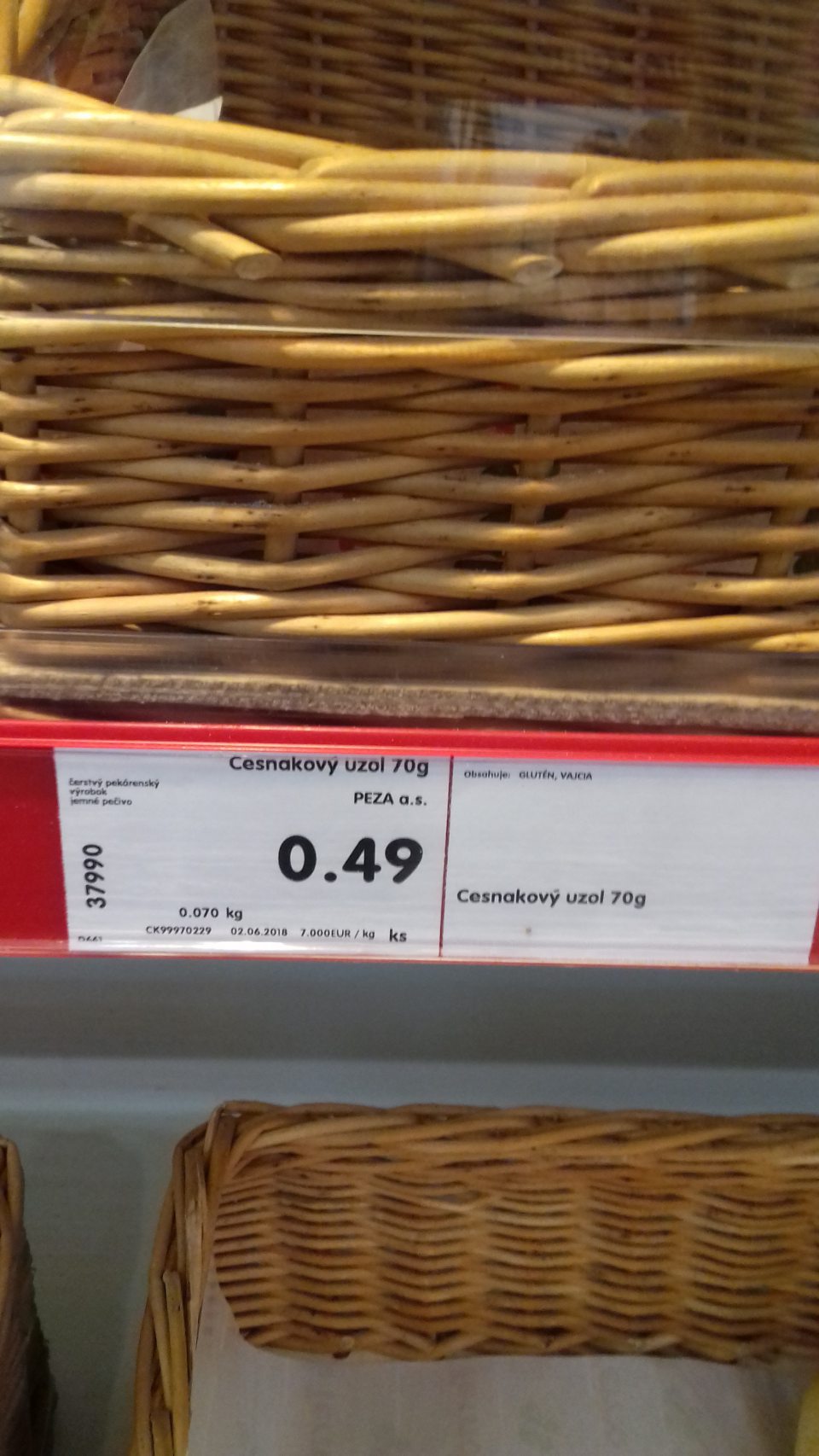 Na predajni sú ponúkané nebalené pekárske výrobky, z ktorých ani jeden nie je v bezprostrednej blízkosti ich umiestnenia označená údajom o zložení potraviny, tieto informácie nie sú uvedené na cenovke alebo tak, aby boli spájané s touto nebalenou potravinou