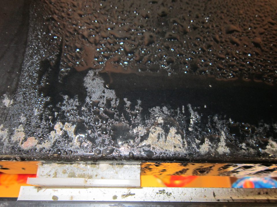 Kondenz na strope chladiaceho zariadenia, ktorý odkvapkával na vystavované potraviny.