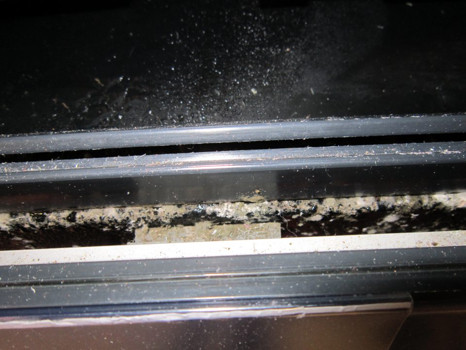 Kondenz na strope chladiaceho zariadenia, ktorý odkvapkával na vystavované potraviny.