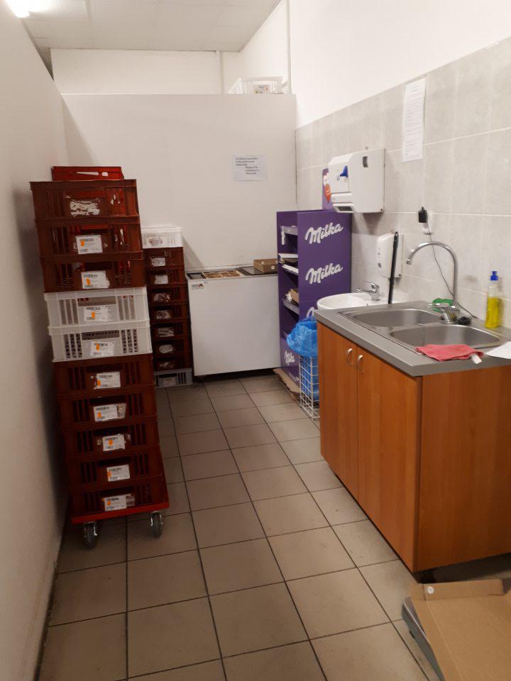 V priestore určenom na dopekanie uskladnené prepravky na mäso.