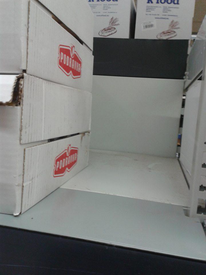 Zaprášené regále na predajnej ploche